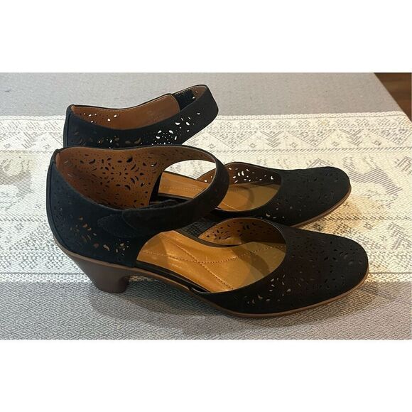 Easy Spirit Women's Cindie Dress Pump - Picture 4 of 7